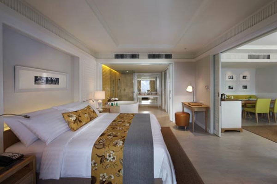Suite mit einem Schlafzimmer und Poolblick