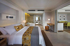 Suite mit einem Schlafzimmer und Poolblick