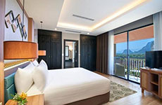Ein Schlafzimmer Suite mit Flussblick und Balkon